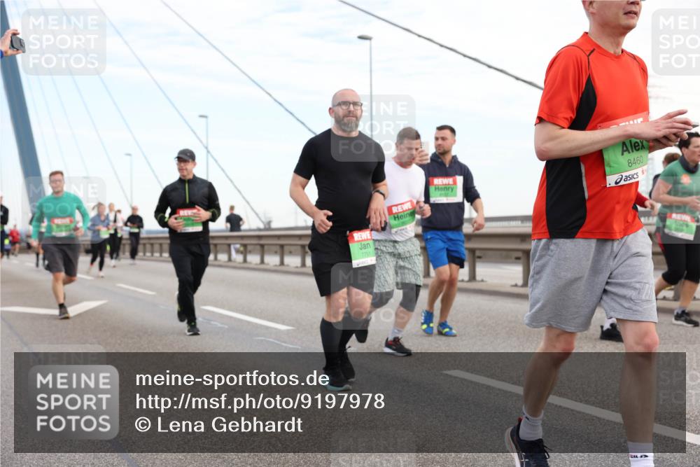 03.10.2025 - Köhlbrandbrückenlauf Lena Gebhardt http://msf.ph/oto/9197978 03.10.2025 15:33:02 Position 1 7751, 8460 meine-sportfotos.de