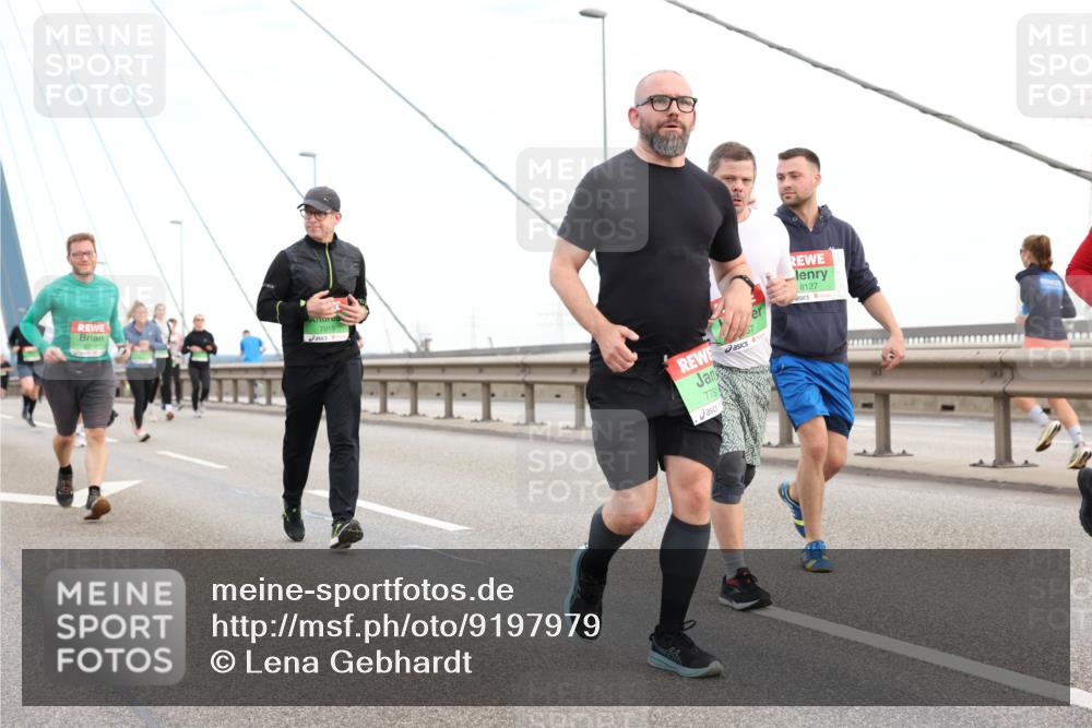 03.10.2025 - Köhlbrandbrückenlauf Lena Gebhardt http://msf.ph/oto/9197979 03.10.2025 15:33:03 Position 1 7915, 8127, 775 meine-sportfotos.de