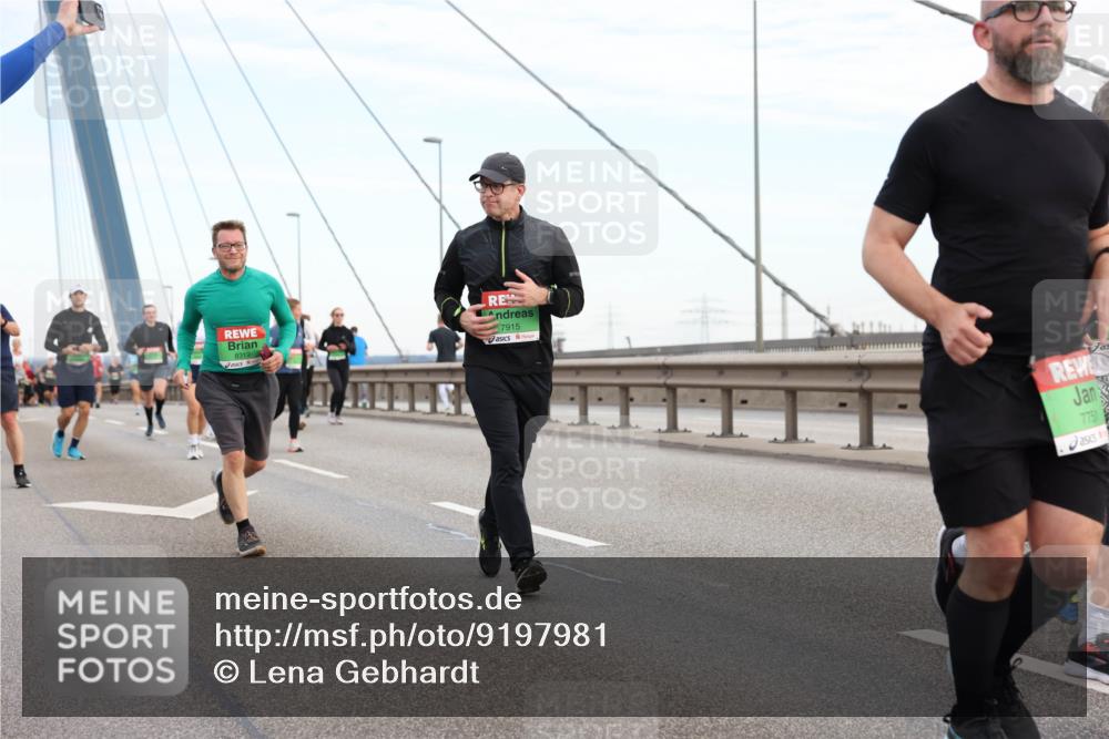 03.10.2025 - Köhlbrandbrückenlauf Lena Gebhardt http://msf.ph/oto/9197981 03.10.2025 15:33:03 Position 1 8319, 7915, 7751 meine-sportfotos.de