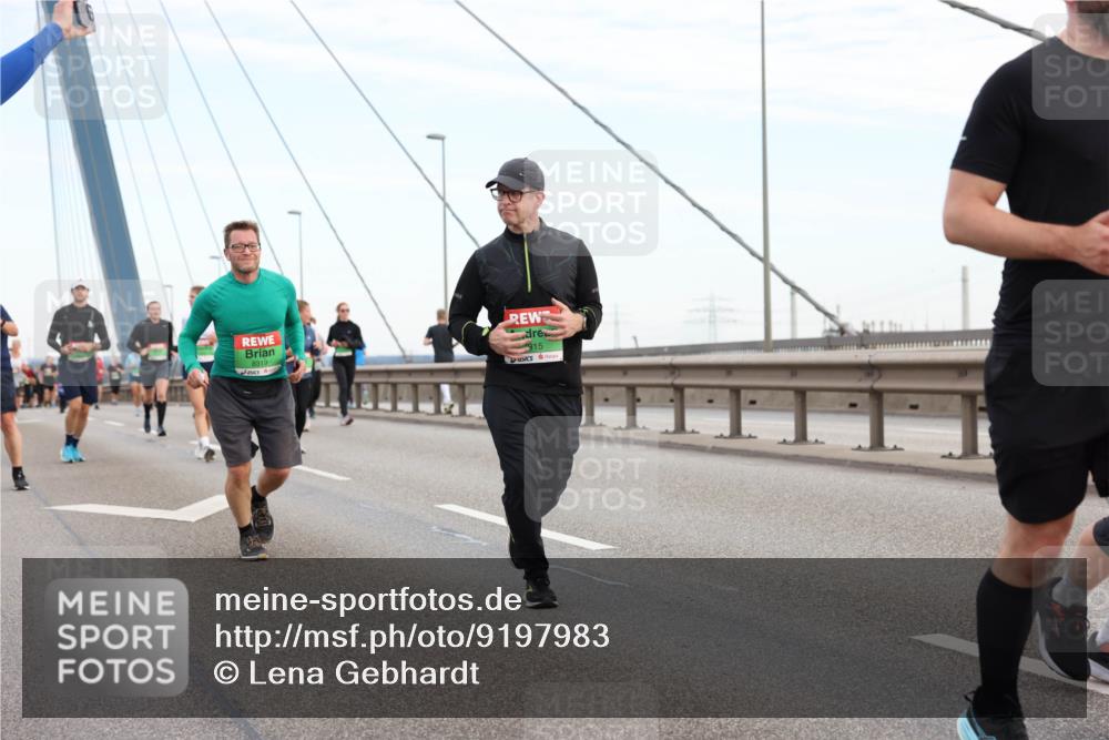 03.10.2025 - Köhlbrandbrückenlauf Lena Gebhardt http://msf.ph/oto/9197983 03.10.2025 15:33:03 Position 1 8319, 915 meine-sportfotos.de