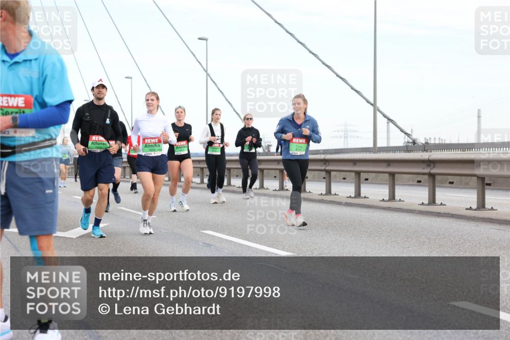 03.10.2025 - Köhlbrandbrückenlauf Lena Gebhardt http://msf.ph/oto/9197998 03.10.2025 15:33:06 Position 1 1000, 7853, 9741 meine-sportfotos.de