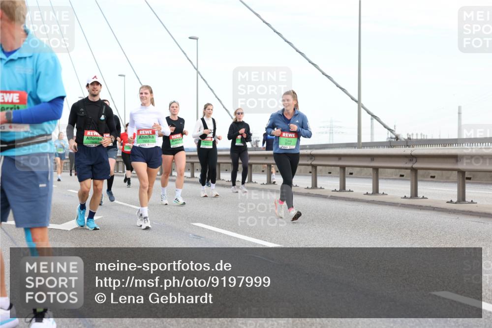 03.10.2025 - Köhlbrandbrückenlauf Lena Gebhardt http://msf.ph/oto/9197999 03.10.2025 15:33:06 Position 1 7853, 9741 meine-sportfotos.de