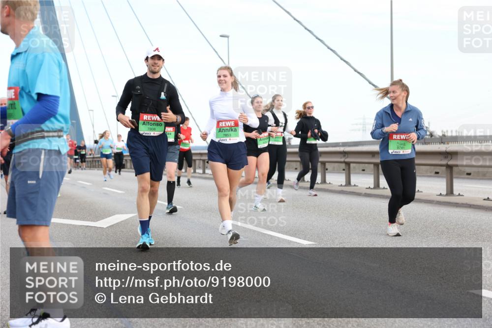 03.10.2025 - Köhlbrandbrückenlauf Lena Gebhardt http://msf.ph/oto/9198000 03.10.2025 15:33:07 Position 1 7808, 7853, 9741 meine-sportfotos.de
