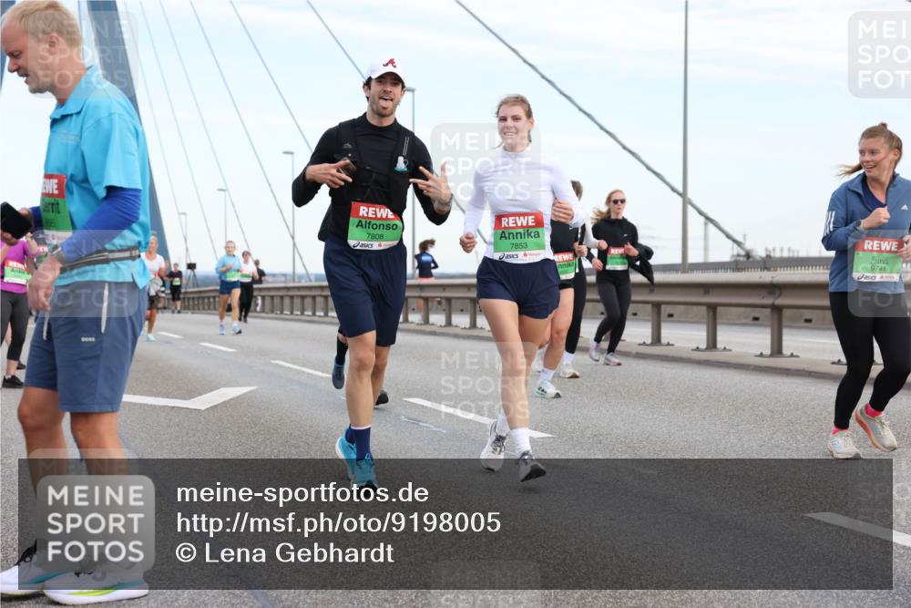 03.10.2025 - Köhlbrandbrückenlauf Lena Gebhardt http://msf.ph/oto/9198005 03.10.2025 15:33:08 Position 1 806, 7808, 7853, 9741 meine-sportfotos.de