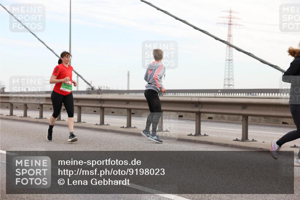 03.10.2025 - Köhlbrandbrückenlauf Lena Gebhardt http://msf.ph/oto/9198023 03.10.2025 15:33:12 Position 1  meine-sportfotos.de