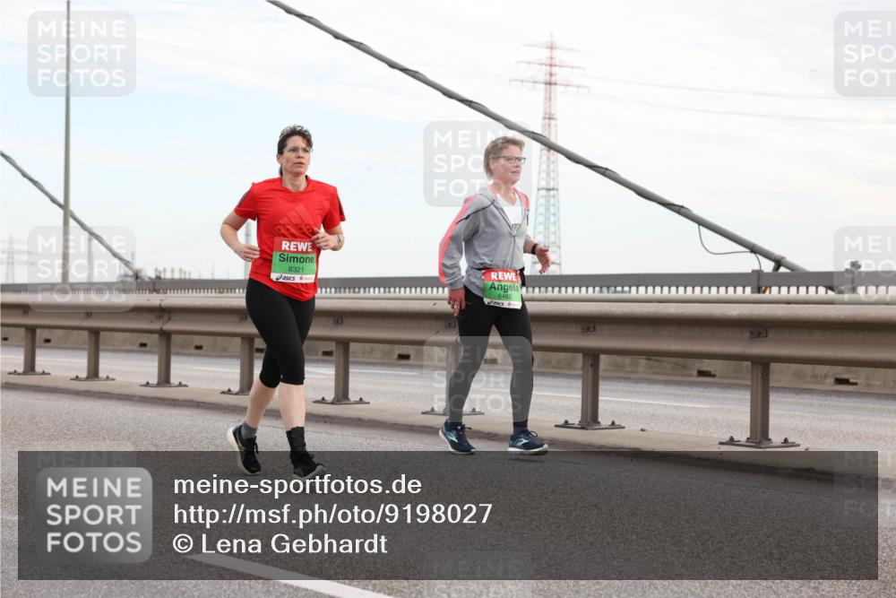 03.10.2025 - Köhlbrandbrückenlauf Lena Gebhardt http://msf.ph/oto/9198027 03.10.2025 15:33:13 Position 1 8321, 8482 meine-sportfotos.de