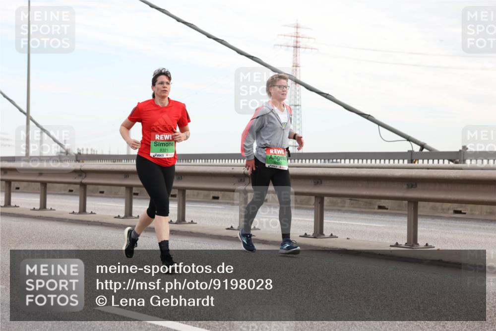 03.10.2025 - Köhlbrandbrückenlauf Lena Gebhardt http://msf.ph/oto/9198028 03.10.2025 15:33:13 Position 1 8321, 8482 meine-sportfotos.de