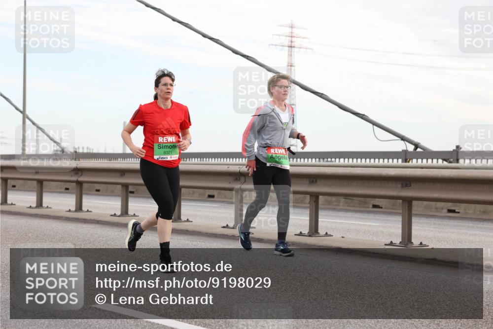 03.10.2025 - Köhlbrandbrückenlauf Lena Gebhardt http://msf.ph/oto/9198029 03.10.2025 15:33:13 Position 1 8321, 8482 meine-sportfotos.de