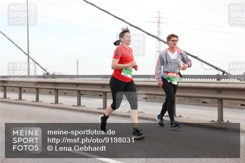 03.10.2025 - Köhlbrandbrückenlauf Lena Gebhardt http://msf.ph/oto/9198031 03.10.2025 15:33:13 Position 1 8321, 482 meine-sportfotos.de