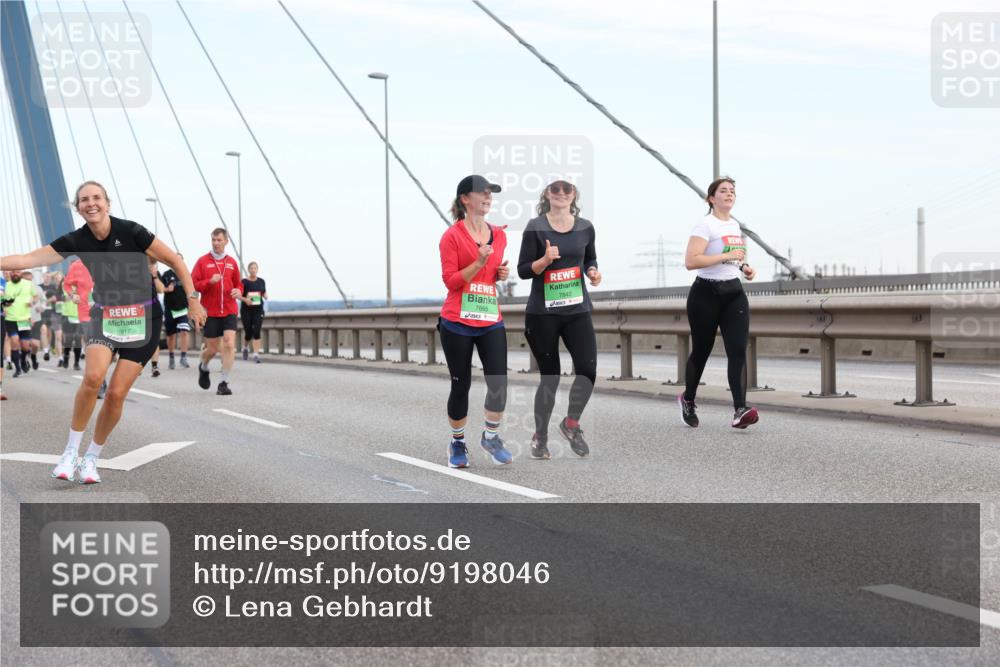 03.10.2025 - Köhlbrandbrückenlauf Lena Gebhardt http://msf.ph/oto/9198046 03.10.2025 15:33:17 Position 1 8917, 7665, 7842 meine-sportfotos.de