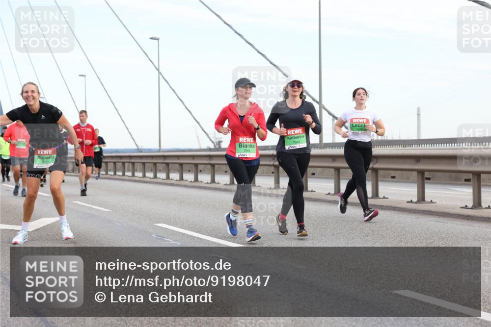 03.10.2025 - Köhlbrandbrückenlauf Lena Gebhardt http://msf.ph/oto/9198047 03.10.2025 15:33:17 Position 1 8917, 7956, 7842, 7665 meine-sportfotos.de