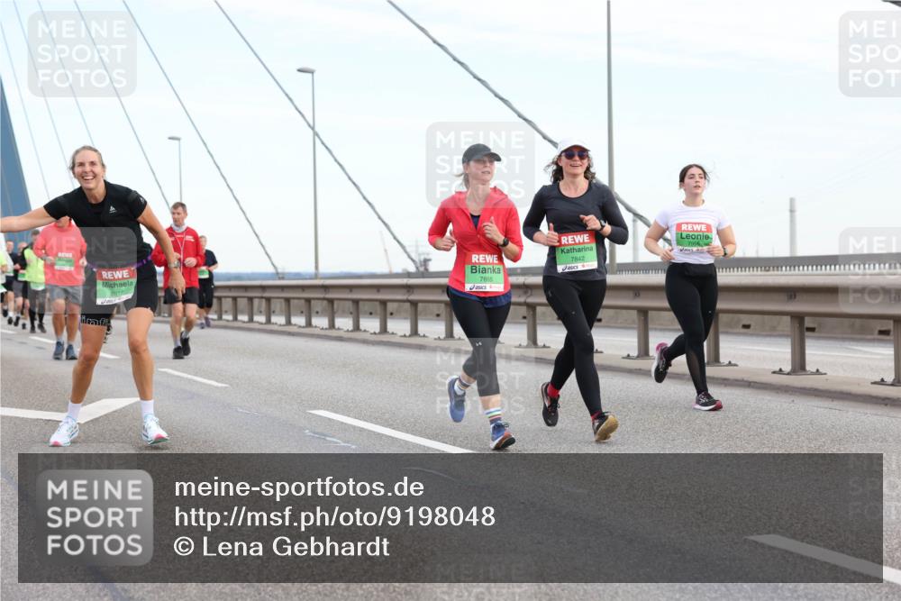 03.10.2025 - Köhlbrandbrückenlauf Lena Gebhardt http://msf.ph/oto/9198048 03.10.2025 15:33:18 Position 1 8917, 7842, 7665, 7956 meine-sportfotos.de