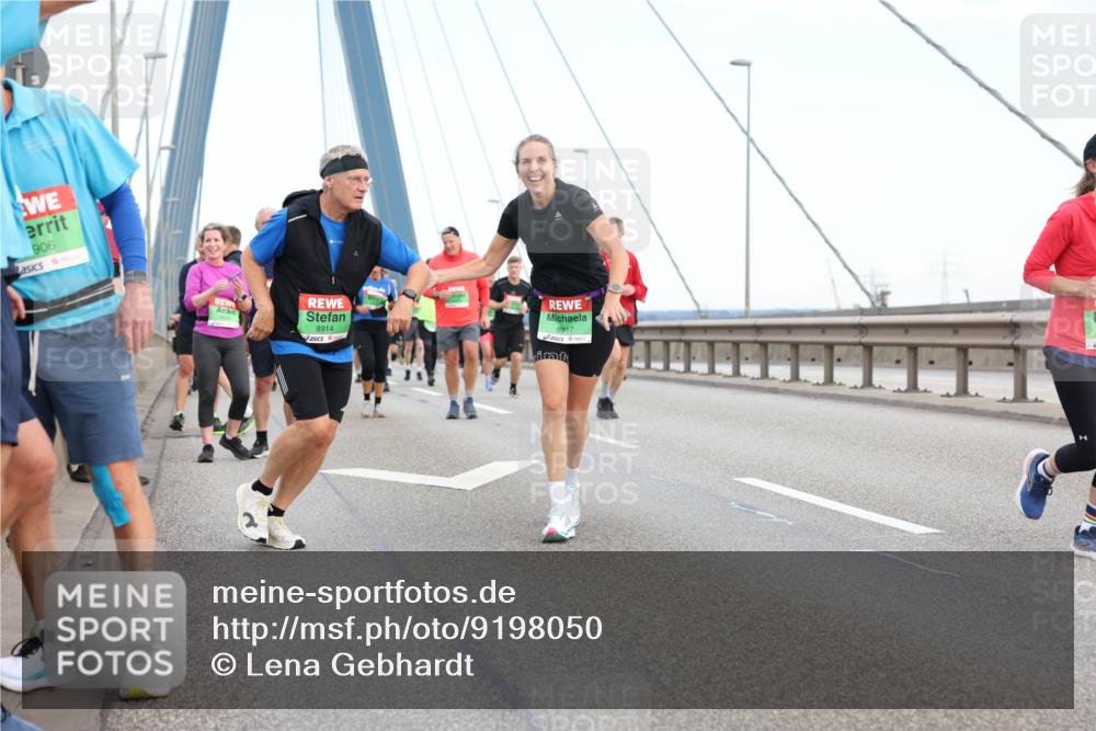 03.10.2025 - Köhlbrandbrückenlauf Lena Gebhardt http://msf.ph/oto/9198050 03.10.2025 15:33:18 Position 1 906, 8914, 8917 meine-sportfotos.de
