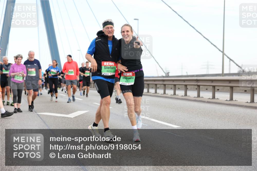 03.10.2025 - Köhlbrandbrückenlauf Lena Gebhardt http://msf.ph/oto/9198054 03.10.2025 15:33:19 Position 1 8914, 8917 meine-sportfotos.de