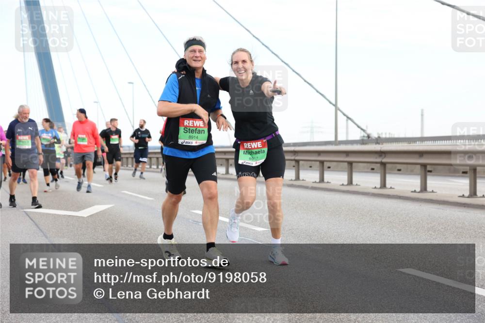 03.10.2025 - Köhlbrandbrückenlauf Lena Gebhardt http://msf.ph/oto/9198058 03.10.2025 15:33:19 Position 1 8914, 8917 meine-sportfotos.de