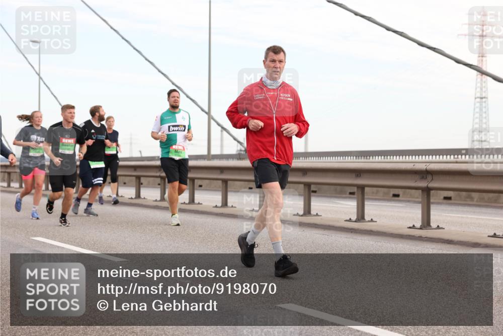 03.10.2025 - Köhlbrandbrückenlauf Lena Gebhardt http://msf.ph/oto/9198070 03.10.2025 15:33:23 Position 1  meine-sportfotos.de
