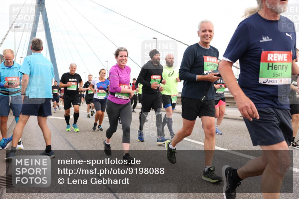 03.10.2025 - Köhlbrandbrückenlauf Lena Gebhardt http://msf.ph/oto/9198088 03.10.2025 15:33:26 Position 1 440, 9540, 8381, 9541 meine-sportfotos.de