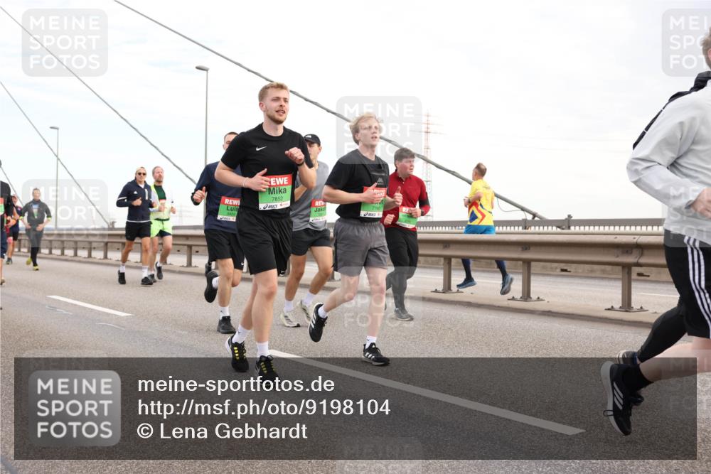 03.10.2025 - Köhlbrandbrückenlauf Lena Gebhardt http://msf.ph/oto/9198104 03.10.2025 15:33:29 Position 1 7852, 7760, 8456 meine-sportfotos.de