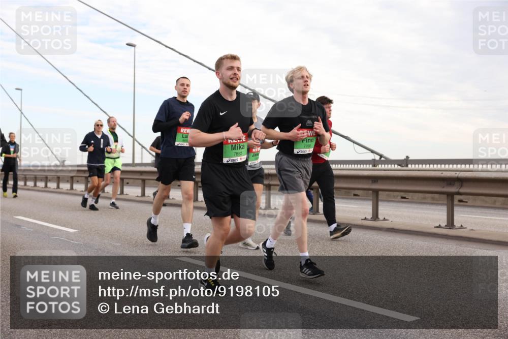 03.10.2025 - Köhlbrandbrückenlauf Lena Gebhardt http://msf.ph/oto/9198105 03.10.2025 15:33:29 Position 1 8456, 7760, 7852 meine-sportfotos.de