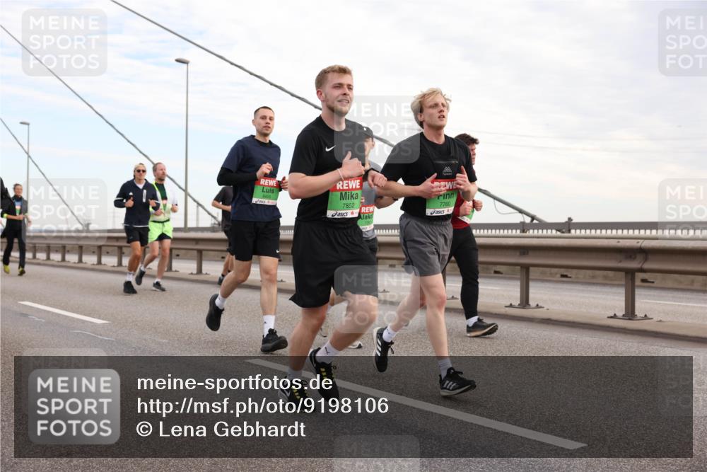03.10.2025 - Köhlbrandbrückenlauf Lena Gebhardt http://msf.ph/oto/9198106 03.10.2025 15:33:30 Position 1 8456, 7852, 7760 meine-sportfotos.de