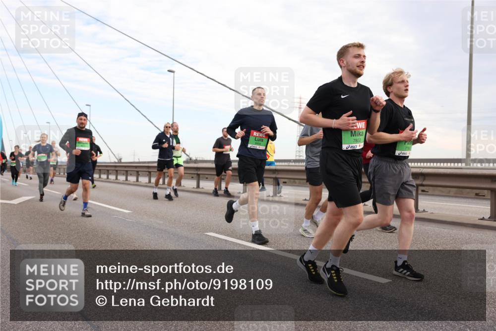 03.10.2025 - Köhlbrandbrückenlauf Lena Gebhardt http://msf.ph/oto/9198109 03.10.2025 15:33:30 Position 1 8456, 7852, 7760 meine-sportfotos.de