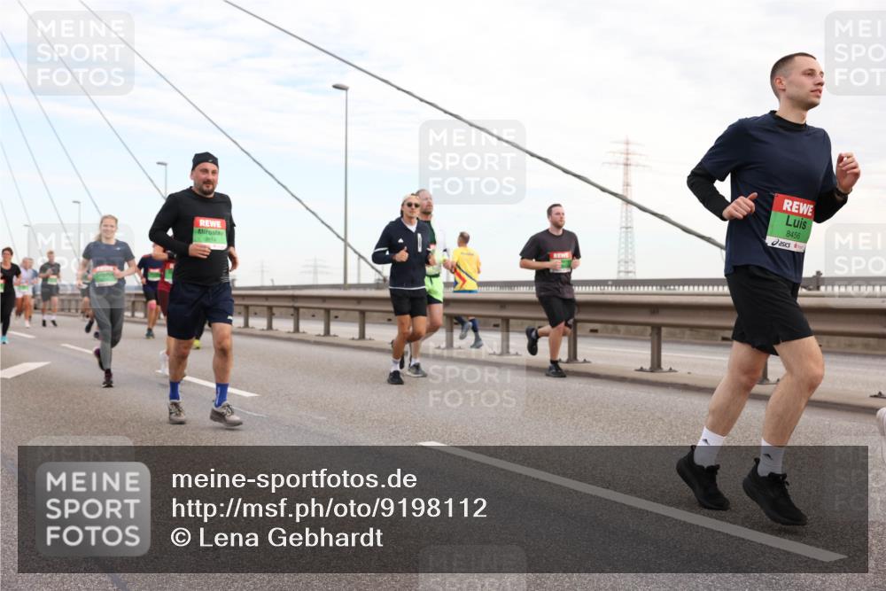 03.10.2025 - Köhlbrandbrückenlauf Lena Gebhardt http://msf.ph/oto/9198112 03.10.2025 15:33:31 Position 1 9014, 8456 meine-sportfotos.de