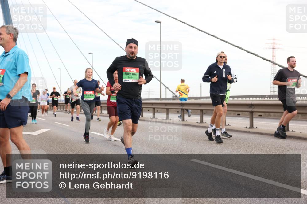 03.10.2025 - Köhlbrandbrückenlauf Lena Gebhardt http://msf.ph/oto/9198116 03.10.2025 15:33:31 Position 1 9014 meine-sportfotos.de