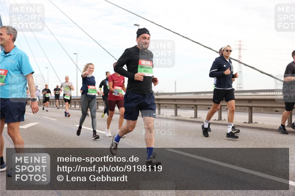 03.10.2025 - Köhlbrandbrückenlauf Lena Gebhardt http://msf.ph/oto/9198119 03.10.2025 15:33:32 Position 1 9014 meine-sportfotos.de