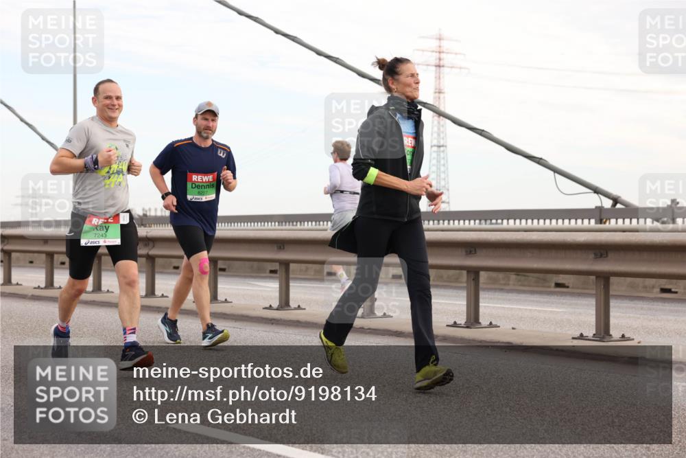 03.10.2025 - Köhlbrandbrückenlauf Lena Gebhardt http://msf.ph/oto/9198134 03.10.2025 15:33:34 Position 1 7243, 8227 meine-sportfotos.de