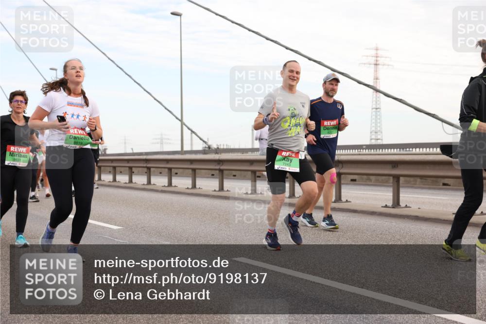 03.10.2025 - Köhlbrandbrückenlauf Lena Gebhardt http://msf.ph/oto/9198137 03.10.2025 15:33:35 Position 1 9631, 8819, 7243, 8227 meine-sportfotos.de