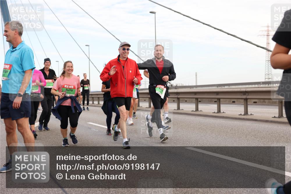 03.10.2025 - Köhlbrandbrückenlauf Lena Gebhardt http://msf.ph/oto/9198147 03.10.2025 15:33:37 Position 1 305, 8430, 7550 meine-sportfotos.de