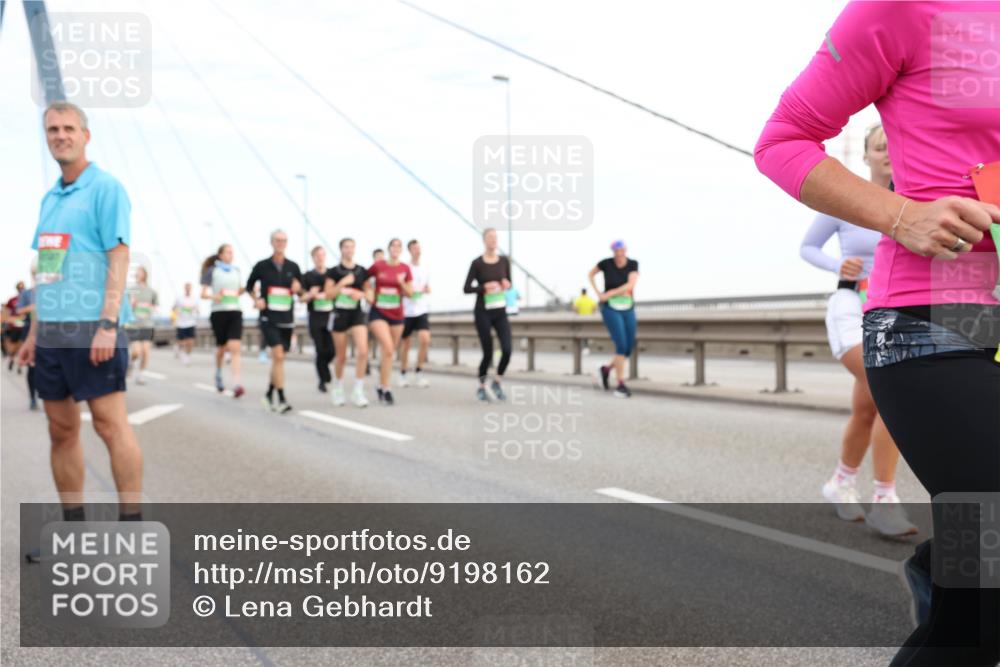 03.10.2025 - Köhlbrandbrückenlauf Lena Gebhardt http://msf.ph/oto/9198162 03.10.2025 15:33:40 Position 1  meine-sportfotos.de