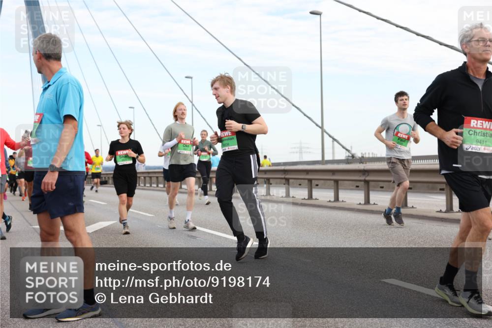 03.10.2025 - Köhlbrandbrückenlauf Lena Gebhardt http://msf.ph/oto/9198174 03.10.2025 15:33:43 Position 1 8838, 9411 meine-sportfotos.de