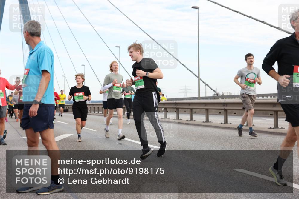 03.10.2025 - Köhlbrandbrückenlauf Lena Gebhardt http://msf.ph/oto/9198175 03.10.2025 15:33:43 Position 1  meine-sportfotos.de
