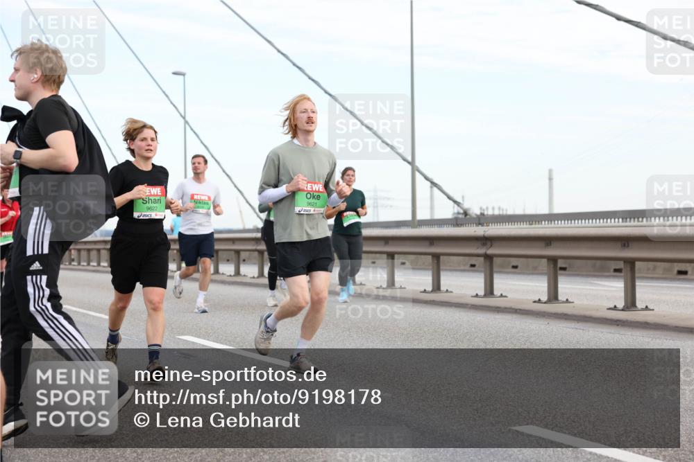 03.10.2025 - Köhlbrandbrückenlauf Lena Gebhardt http://msf.ph/oto/9198178 03.10.2025 15:33:44 Position 1 9622, 9621 meine-sportfotos.de
