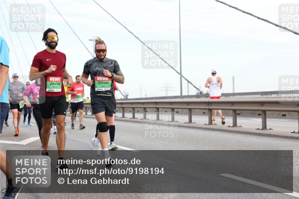 03.10.2025 - Köhlbrandbrückenlauf Lena Gebhardt http://msf.ph/oto/9198194 03.10.2025 15:33:48 Position 1 7637, 7631 meine-sportfotos.de