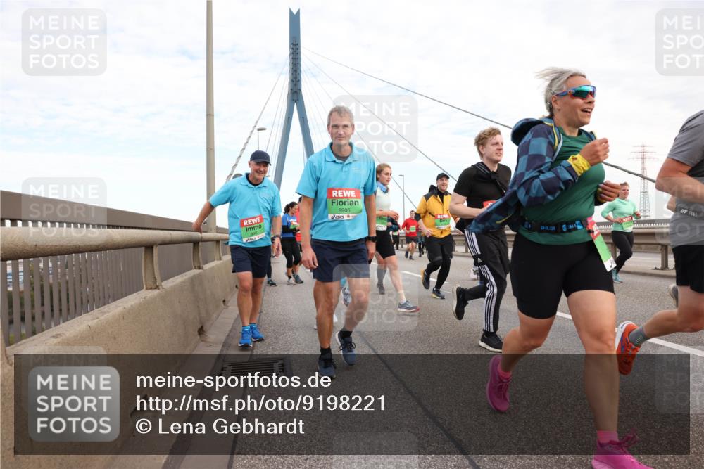 03.10.2025 - Köhlbrandbrückenlauf Lena Gebhardt http://msf.ph/oto/9198221 03.10.2025 15:33:53 Position 1 8907, 8905 meine-sportfotos.de