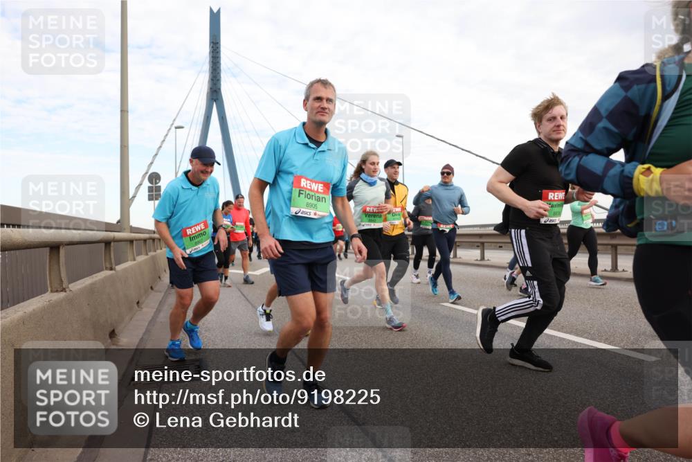 03.10.2025 - Köhlbrandbrückenlauf Lena Gebhardt http://msf.ph/oto/9198225 03.10.2025 15:33:53 Position 1 8905, 8838 meine-sportfotos.de