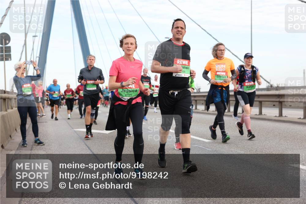 03.10.2025 - Köhlbrandbrückenlauf Lena Gebhardt http://msf.ph/oto/9198242 03.10.2025 15:33:57 Position 1 8125, 106 meine-sportfotos.de