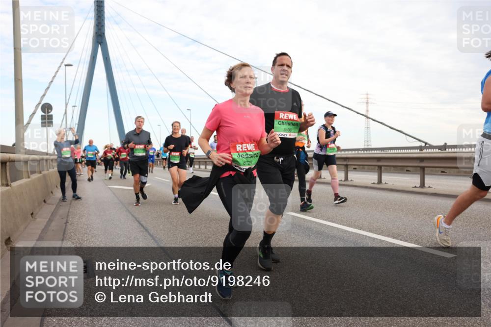 03.10.2025 - Köhlbrandbrückenlauf Lena Gebhardt http://msf.ph/oto/9198246 03.10.2025 15:33:58 Position 1 8125, 8406 meine-sportfotos.de