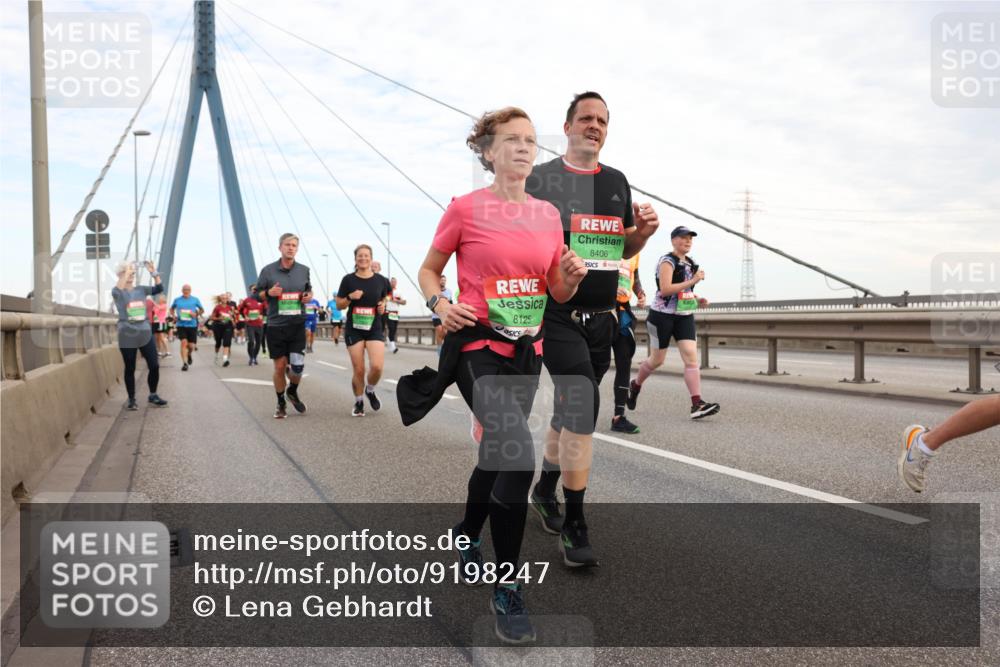 03.10.2025 - Köhlbrandbrückenlauf Lena Gebhardt http://msf.ph/oto/9198247 03.10.2025 15:33:58 Position 1 8125, 8406 meine-sportfotos.de