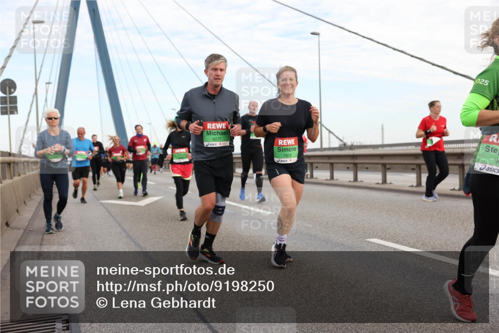 03.10.2025 - Köhlbrandbrückenlauf Lena Gebhardt http://msf.ph/oto/9198250 03.10.2025 15:33:59 Position 1 8277, 7816, 025, 9 meine-sportfotos.de