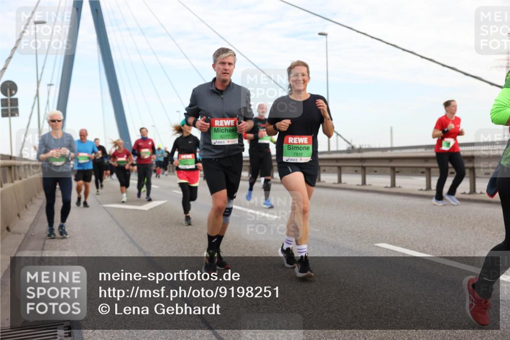 03.10.2025 - Köhlbrandbrückenlauf Lena Gebhardt http://msf.ph/oto/9198251 03.10.2025 15:33:59 Position 1 8277, 7816 meine-sportfotos.de