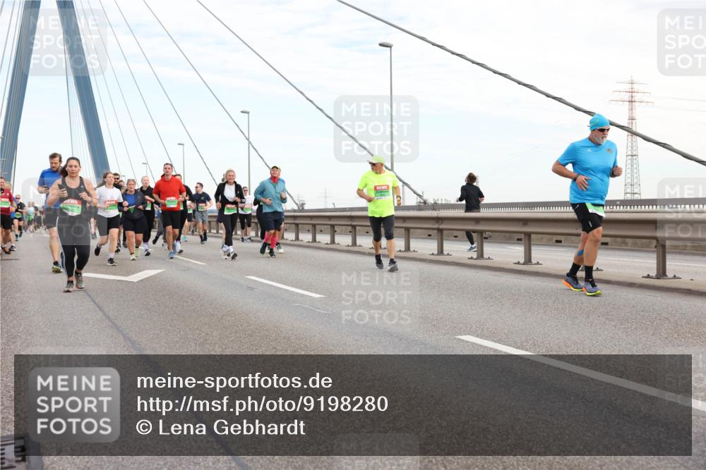 03.10.2025 - Köhlbrandbrückenlauf Lena Gebhardt http://msf.ph/oto/9198280 03.10.2025 15:34:06 Position 1  meine-sportfotos.de