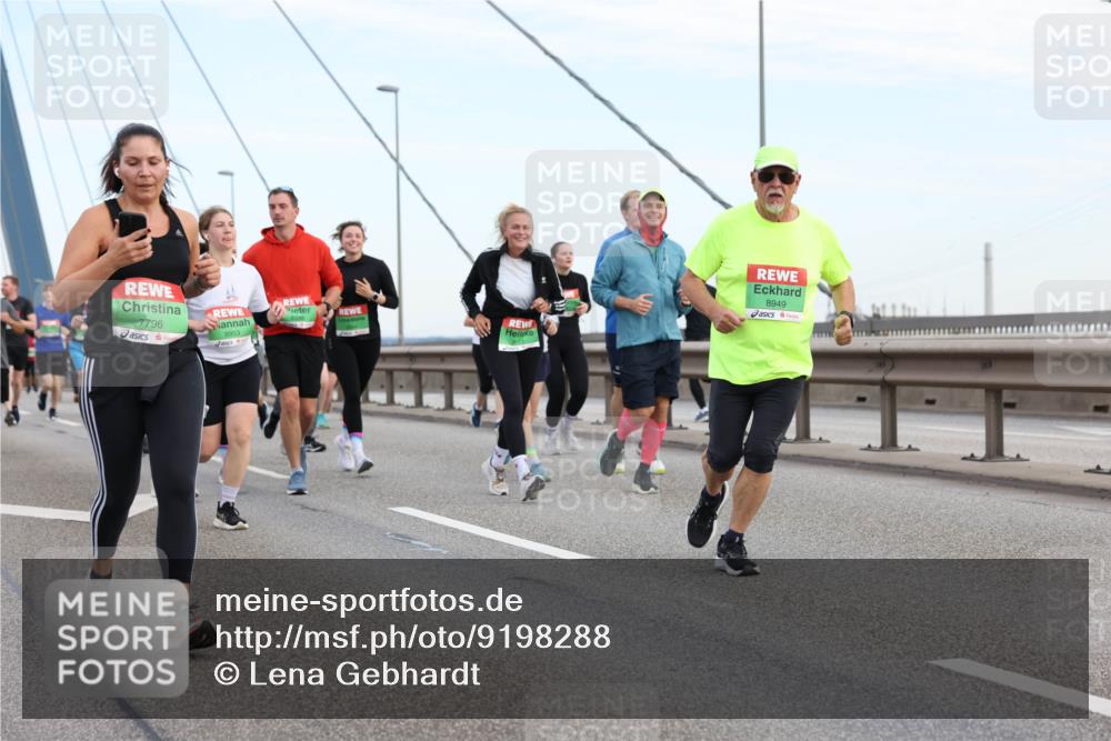 03.10.2025 - Köhlbrandbrückenlauf Lena Gebhardt http://msf.ph/oto/9198288 03.10.2025 15:34:07 Position 1 7796, 8953, 8949 meine-sportfotos.de