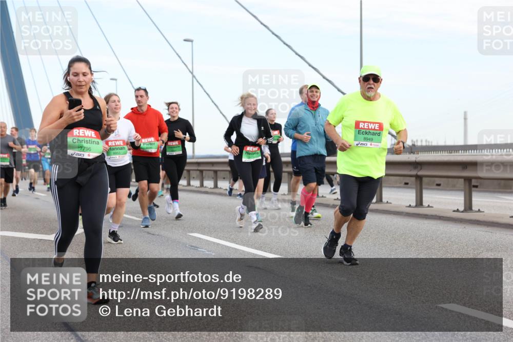 03.10.2025 - Köhlbrandbrückenlauf Lena Gebhardt http://msf.ph/oto/9198289 03.10.2025 15:34:07 Position 1 7796, 8953, 8949 meine-sportfotos.de