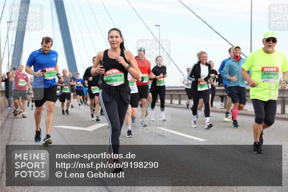 03.10.2025 - Köhlbrandbrückenlauf Lena Gebhardt http://msf.ph/oto/9198290 03.10.2025 15:34:07 Position 1 9252, 7796, 8949 meine-sportfotos.de