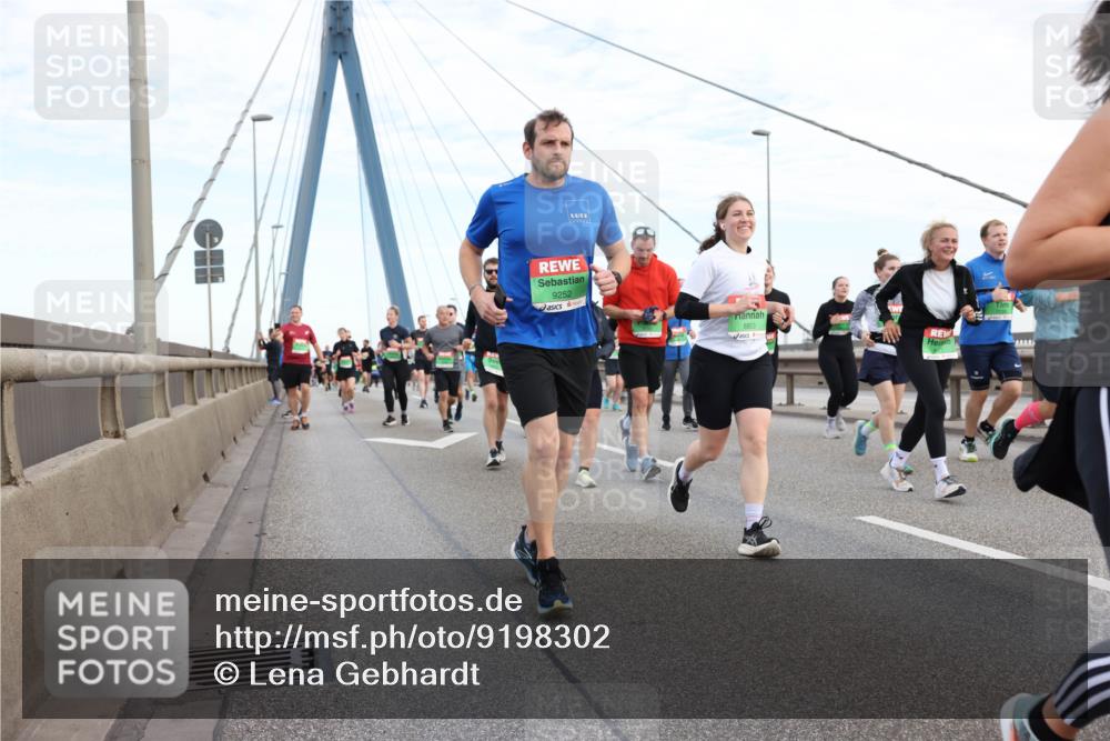 03.10.2025 - Köhlbrandbrückenlauf Lena Gebhardt http://msf.ph/oto/9198302 03.10.2025 15:34:09 Position 1 9252, 8953 meine-sportfotos.de