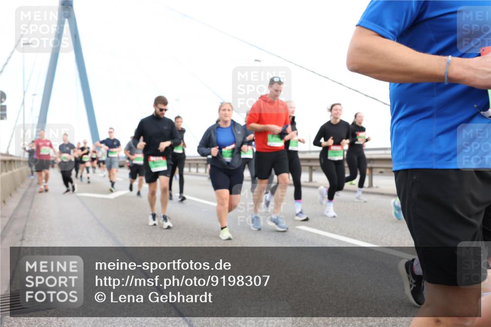 03.10.2025 - Köhlbrandbrückenlauf Lena Gebhardt http://msf.ph/oto/9198307 03.10.2025 15:34:10 Position 1  meine-sportfotos.de