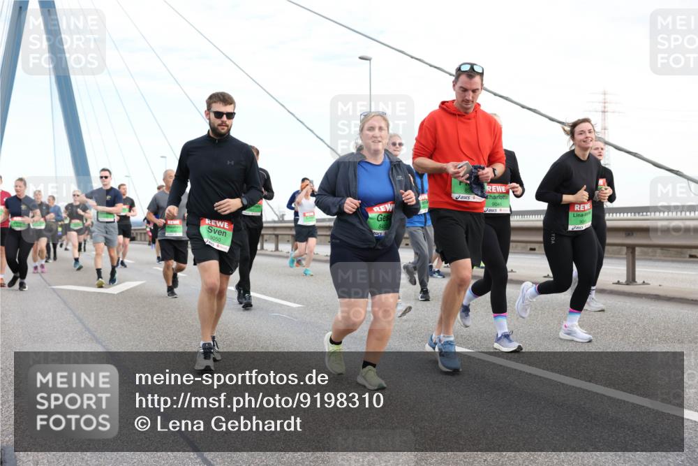 03.10.2025 - Köhlbrandbrückenlauf Lena Gebhardt http://msf.ph/oto/9198310 03.10.2025 15:34:11 Position 1 9050, 841, 9046 meine-sportfotos.de